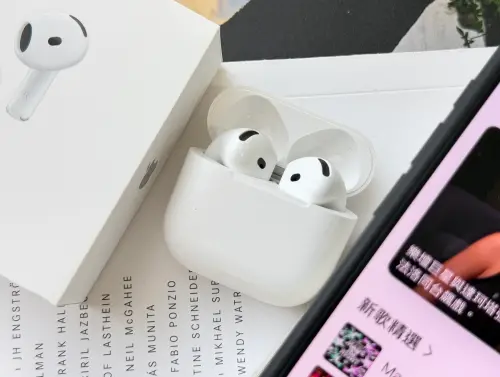 ▲AirPods 5配備無線充電盒版本售價5190元，除了支援滑動調整音量，還可使用Apple Watch充電器或Qi認證無線充電器充電。（圖／記者周淑萍攝）