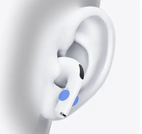 ▲AirPods 5高階版本支援滑動調整音量，只要在耳機柄感測區向上或向下滑動，就能直接調高、調低音量，不必拿出iPhone操作。（圖／翻攝蘋果官網）