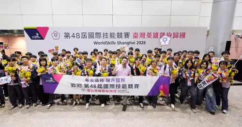 ▲第48屆國際技能競賽（WorldSkills Competition）落幕，勞動部長洪申翰今（28）日親自接機，並與台灣國手及代表團合影。（圖／勞動部提供）