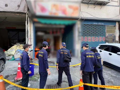 ▲警方封鎖現場進行勘查，並通知鑑識人員到場採證。(圖/記者郭凱杰翻攝)