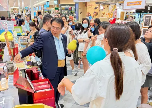 ▲黃偉哲別介紹此次販售的是臺南麻豆老叢文旦，特色不只是甜，與其他國家的文旦相較更兼具酸甜層次與豐沛柚汁，(圖／南市府提供)
