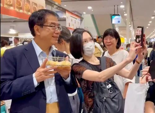 ▲黃偉哲在現場也化身「最佳銷售員」，與消費分享臺南文旦的特色與食用方式，(圖／南市府提供)