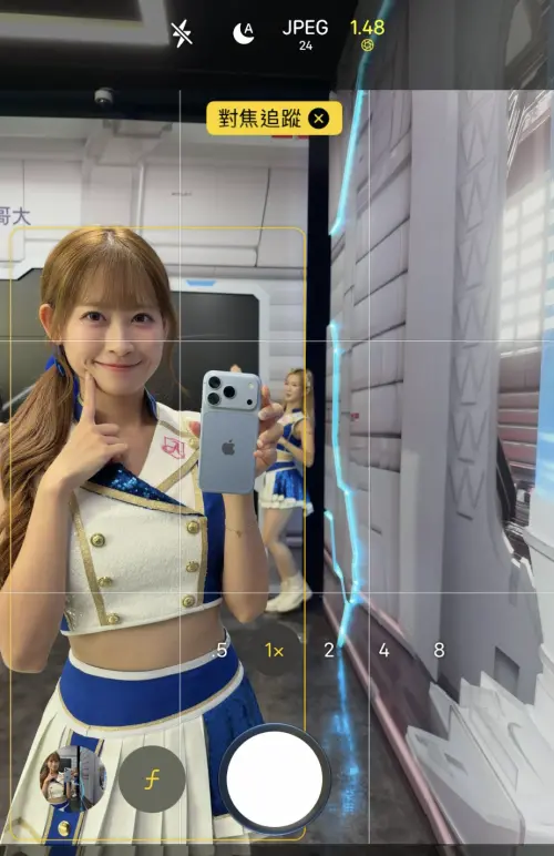 ▲iPhone 18 Pro加入對焦追蹤功能，鎖定拍攝主體後，即使畫面中有人走動，也能持續追蹤主角，拍攝活動人物、小孩或寵物更加實用。（圖／手機截圖）