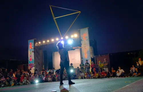 ▲星耀藝文列車暖場特技秀，驚呼絕倫的演出，讓現場觀眾讚聲連連。(圖 / 業者提供)