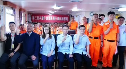 ▲海洋委員會主任委員管碧玲(前排左3)、海巡署副署長許靜芝(左2)等人登上巡護九號巡護船慰勉。(圖／海巡署艦隊分署提供)