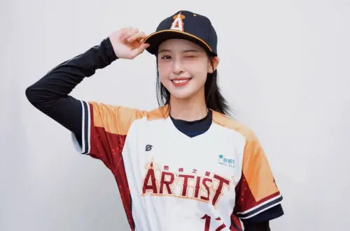台版稲村亜美又正又強！LOLO對決前職棒球星　陽耀勳被震到狂甩手