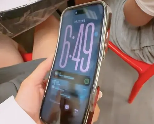 摔車iPhone 18 Pro整支折彎！「變曲面螢幕」還能滑　3百萬人朝聖