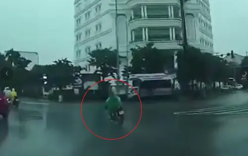 ▲豪雨中遭雷擊　女騎士當場昏迷（圖／截自Ｘ）