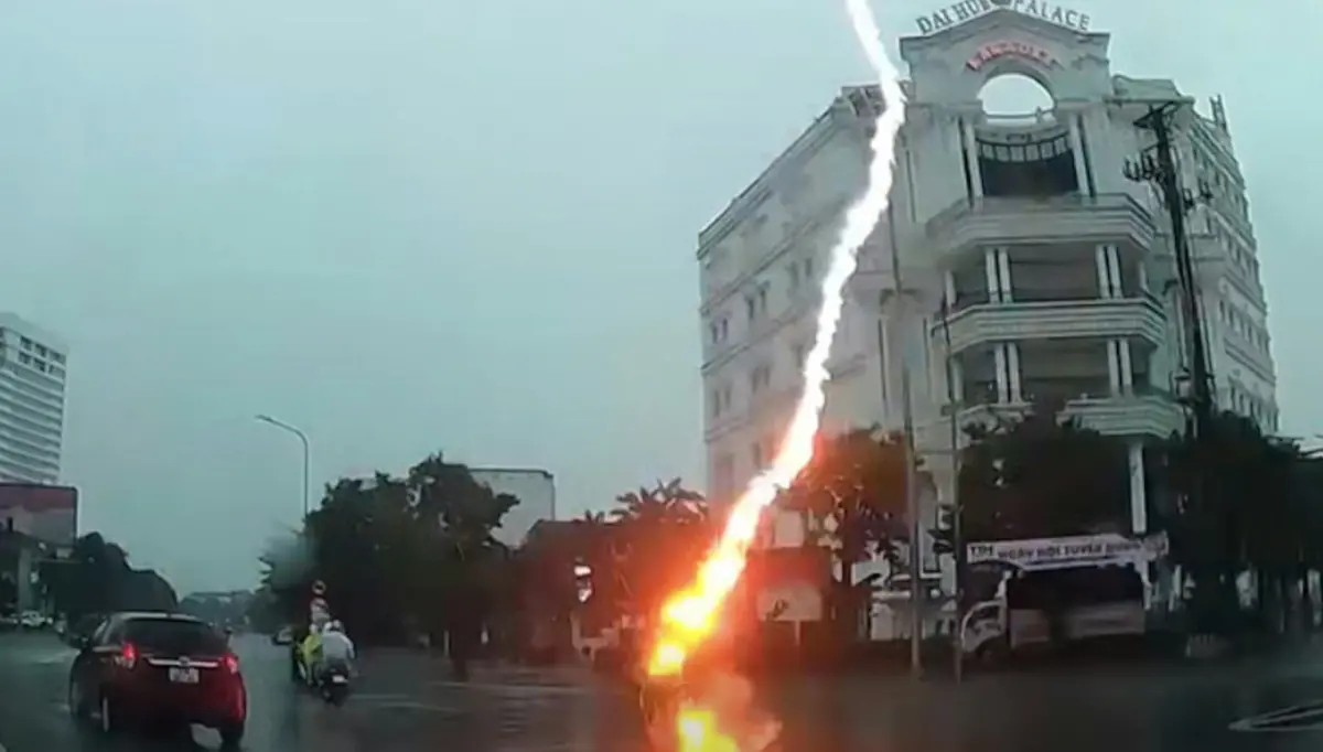 ▲豪雨中遭雷擊　女騎士當場昏迷（圖／截自Ｘ）