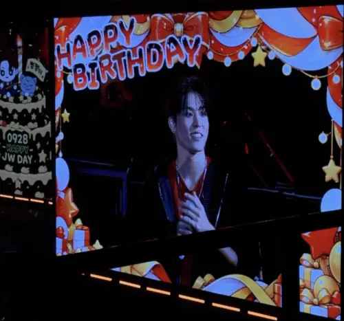 ▲粉絲為炡禹準備了生日驚喜，他開心地露出兩顆招牌門牙，真萌。（圖／讀者提供）