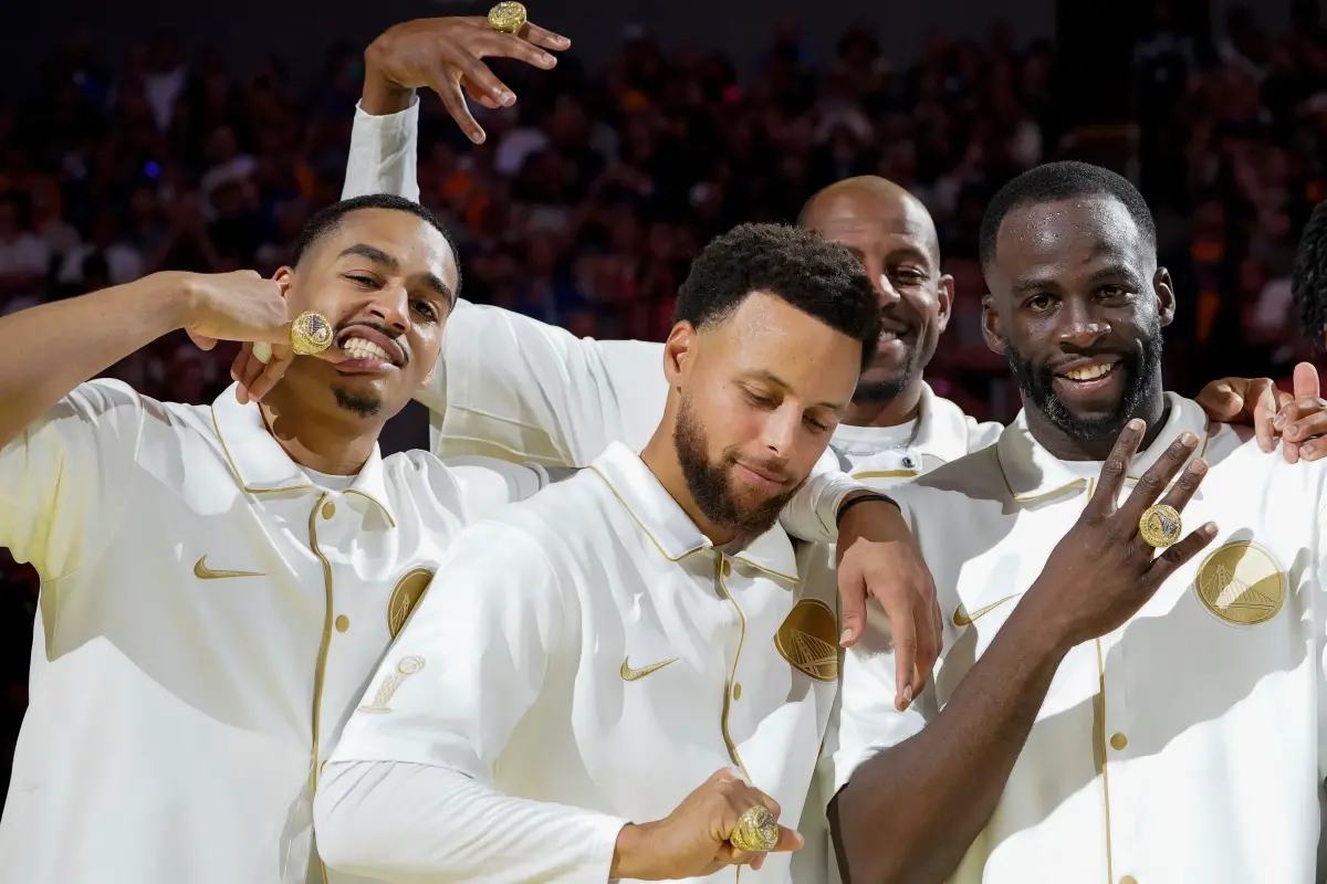 ▲金州勇士當家球星柯瑞（Stephen Curry）日前與球隊達成協議，簽下一份2年1.16億美元的延長合約。昔日奪冠戰友、普爾（Jordan Poole）在球隊媒體日上大方給予盛讚。（圖／美聯社／達志影像）