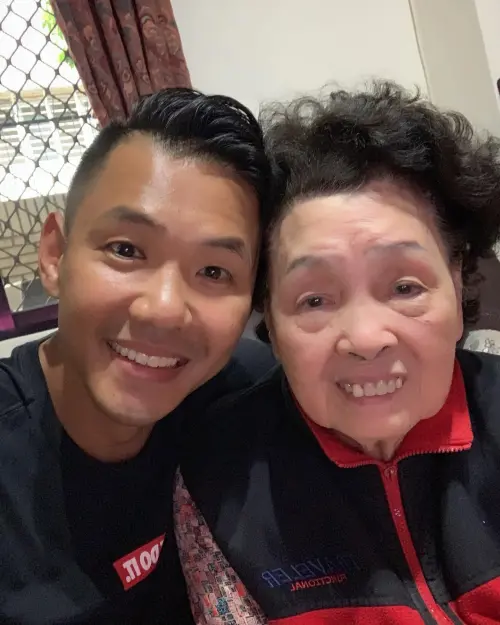 ▲陳建州（左）的社群上不時也會分享祖孫互動，更透露小時候家中很窮，但因為有奶奶才能這麼幸福。（圖／陳建州臉書）