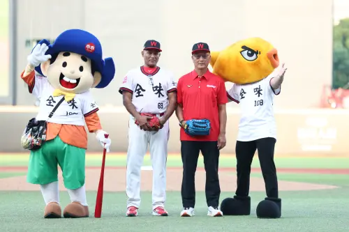 香魚君驚喜現身、乖乖陪球迷找回童年！味全龍復古日親子同樂