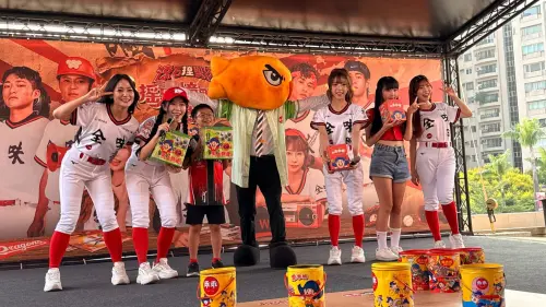 ▲香魚君在天母棒球場現身與小小球迷合影，為味全龍「搖滾撞野球復古日」增添童趣。（圖／品牌提供）