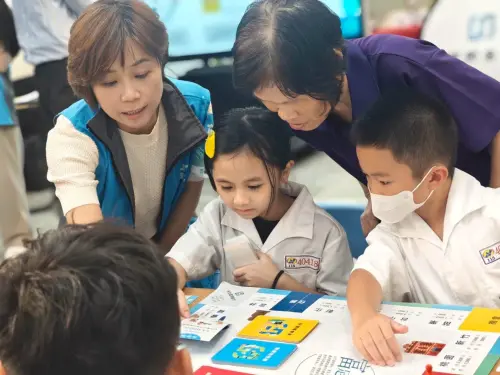 ▲富邦金控「有志一同™」公益平台前往新北市中和區樂齡中心，運用台北富邦銀行開發的「富足人生」桌遊，引導樂齡志工帶領復興國小學童學習金錢管理與防詐觀念。（圖／富邦金提供）