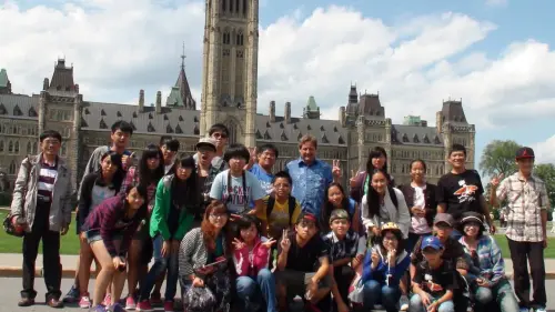 ▲皇冠中學幕後推手、台灣籍校董孫儒君強調「學業與體育並進」，校內球員平均成績需維持80%以上，兩年已助17人進軍NCAA。（圖／皇冠中學提供）