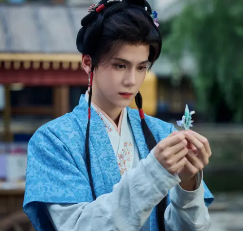 ▲潘毅鴻在劇中兩度扮女裝，五官中性柔和，看起來非常適合。（圖／翻攝自微博＠潘毅鴻）