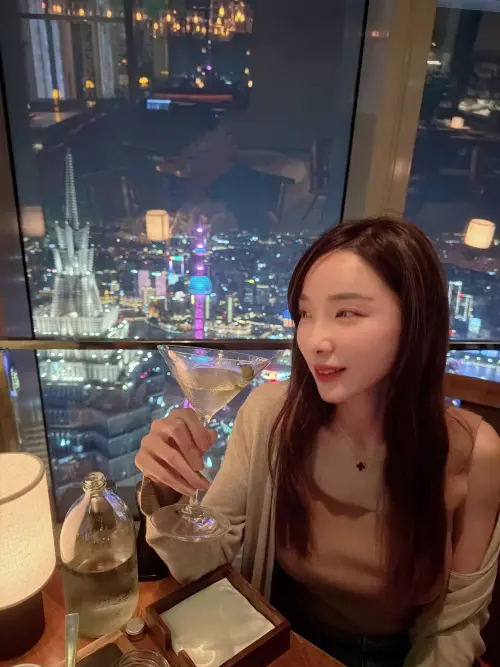 ▲日前傳出張宇（如圖）已與私照中的男友分手、恢復單身，不過日前她前往上海與閨密聚會，返國時被拍到男友貼心接送。（圖／張宇臉書）