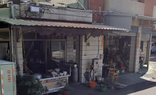 ▲高雄一家賣碗粿、羹湯的小吃店經營60年，但近日卻出現被踢爆衛生堪憂。（圖／翻攝Google地圖）