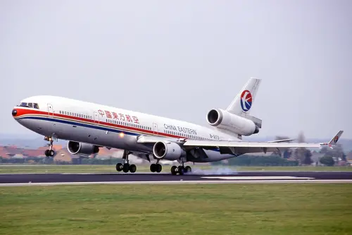 影／空姐連跪2、3次仍不被原諒！東航乘客遭餐車碰手肘影片登熱搜
