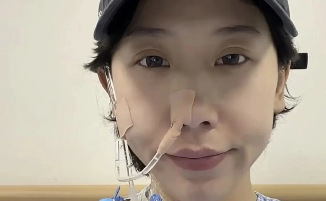 ▲中國網紅「嘻嘻徐寶」胃癌26歲離世，她生前公開自己長期作息不良，讓她相當後悔「健康才是人生最大的財富。」（圖／翻攝自微博）