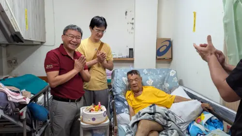 2天前才開心吃生日蛋糕！10連霸里長狄金山辭世　享壽81歲