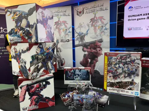 ▲《GUNDAM ASSEMBLE》結合微縮模型與桌上戰棋，現場展示入門套組、豪華套組、機體及戰術卡等遊戲配件。（圖／記者林若瑋攝）