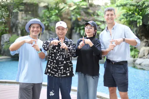 ▲「劍湖山耐斯歌廳秀」冬季限定場由黃西田（左二）領軍。（圖／劍湖山世界提供）