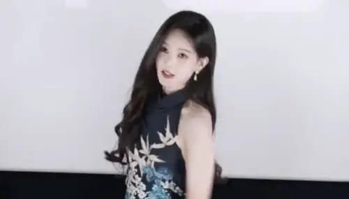 閃身步是正規舞蹈教材！李一桐受訪神還原舞步狂笑：那我們系主任