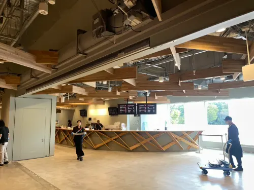 ▲室內咖啡廳也完整呈現日本著名建築師隈研吾操刀設計。（圖／特派記者林子翔攝）