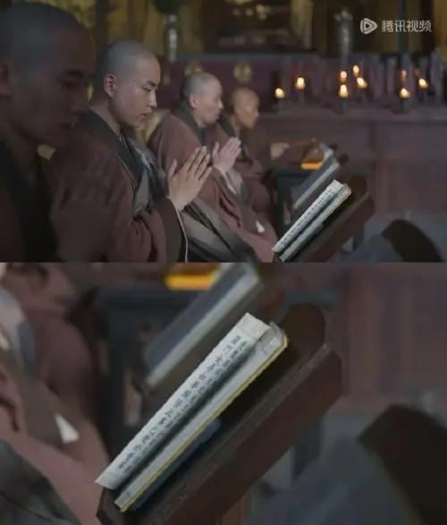 ▲《蘭香如故》第37集出現穿幫鏡頭，一位和尚臨演把自己的iPhone藏在經書底下。（圖／翻攝自微博）