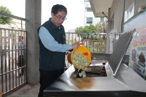 狠噹「大安區鹹人」蔣萬安？黃偉哲秀驚人政績再酸：忙的是態度