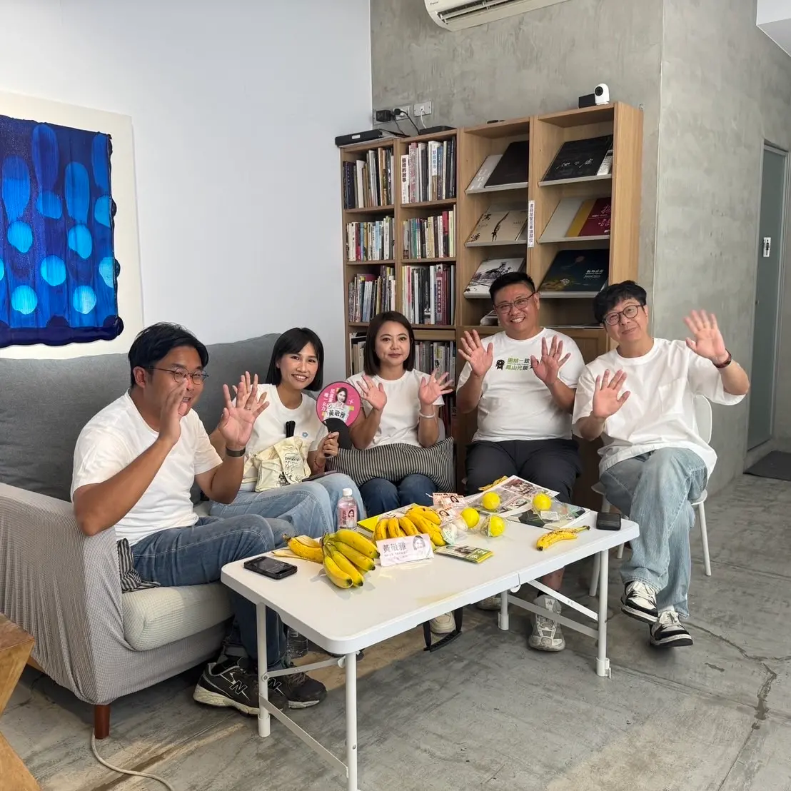 ▲ WeCare高雄發起人、高雄市議員第四選區候選人尹立，與第一選區林慧欣、第三選區蔡秉璁、第九選區蘇致榮及第十選區黃敬雅，五位來自高雄不同選區的新人合體透過直播。分享各自的競選小物與遇到的趣事。（圖／WeCare高雄提供）
