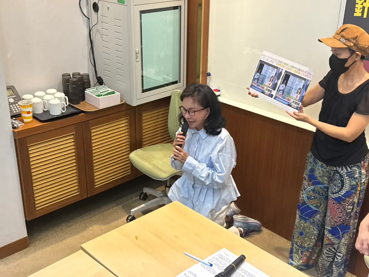 ▲不滿周玉蔻二審輕判，張淑娟崩潰下跪。（圖／記者崔至雲攝）