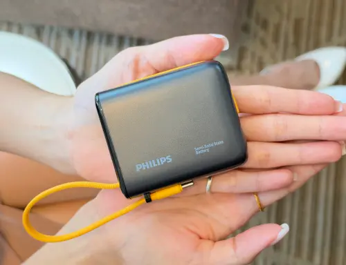 ▲PHILIPS推出GoodCube Air半固態行動電源，容量10000mAh、重量180公克，最高支援22.5W輸出，並內建Type-C與Lightning充電線。（圖／記者周淑萍攝）