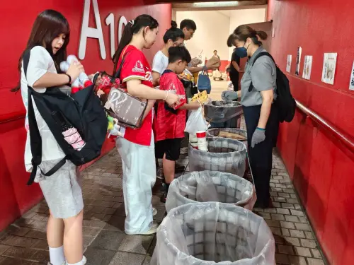 ▲慈濟志工協助回收分類。（圖／味全龍提供）