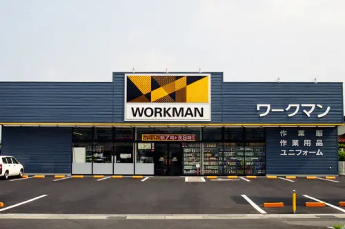 ▲WORKMAN元祖傳統門市專賣職人工作服，近年成功轉型跨足戶外潮流市場。（圖／翻攝WORKMAN官網）