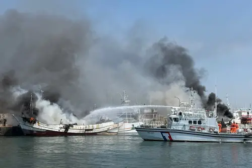 ▲高雄市旗津區旗津魚市場碼頭發生金宏榮號、金佶利號、豐利號等三艘漁船起火燃燒案，海巡署艦隊分署高雄海巡隊獲悉後，派出PP-3502艇、PP-3517艇、CP-1080艇等3艘巡防艇前往協助滅火，在強力水柱灌救下，控制火勢。(圖／港務消防大隊高雄港隊提供)