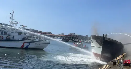 ▲高雄市旗津區旗津魚市場碼頭發生金宏榮號、金佶利號、豐利號等三艘漁船起火燃燒案，海巡署艦隊分署高雄海巡隊獲悉後，派出PP-3502艇、PP-3517艇、CP-1080艇等3艘巡防艇前往協助滅火，在強力水柱灌救下，控制火勢。(圖／港務消防大隊高雄港隊提供)