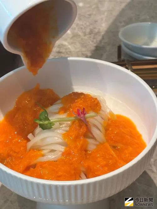 ▲以蟹黃、蟹爪肉搭配讚岐麵的「秋粵沙母蟹粉讚岐麵」，光看就讓人垂涎。（圖／記者金武鳳攝，2026.9.30)