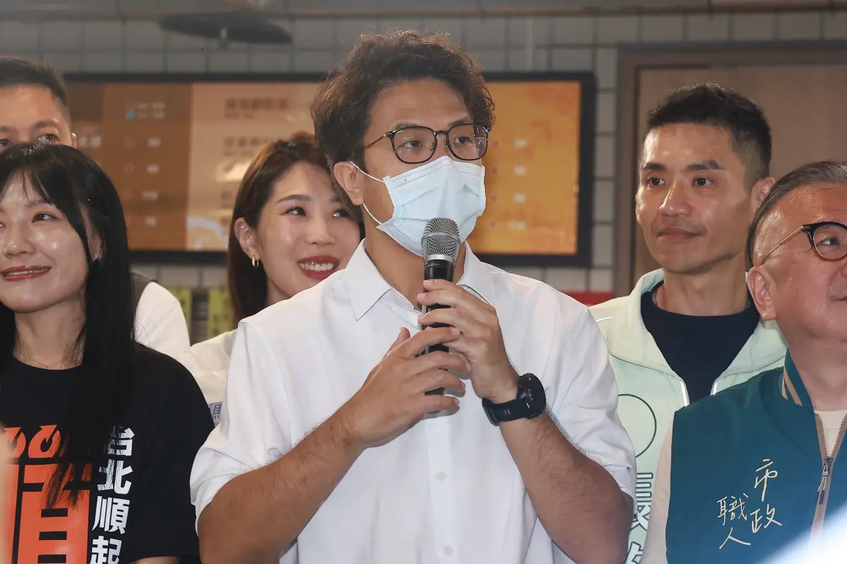 ▲民進黨台北市長候選人沈伯洋（圖）質疑，台北市無菸城市政策「太快出發了」，遭殷瑋狠批他不夠懂法律。（圖／記者葉政勳攝，2026.09.30）