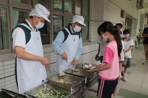 ▲除了食安與營養，台南也把孩子「喜不喜歡吃、吃不吃得完」納入午餐品質管理。（圖／南市府提供）