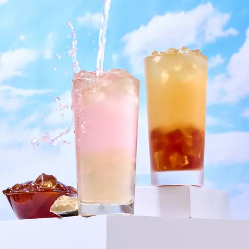 ▲左起：「虎蜜荔枝－牡丹蜜桃飲」90元、「虎米Q桃－粉粿蜜桃香茶」90元。（圖／一沐日aniceholiday.com.tw）