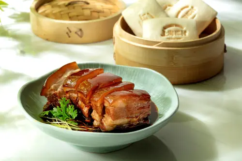 ▲上海鄉村的鎮店寶「招牌烤方」，皮油光晶亮，肉香氣逼人。（圖／上海鄉村提供）