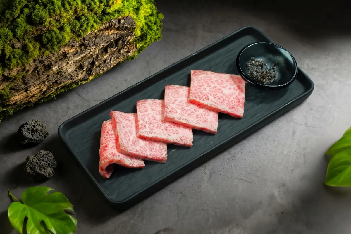 ▲「森森燒肉」即日起推出「感謝祭第五彈」活動，憑任何餐廳發票到店消費，就可免費送千元A5和牛蕾絲厚燒。（圖／森森燒肉提供）