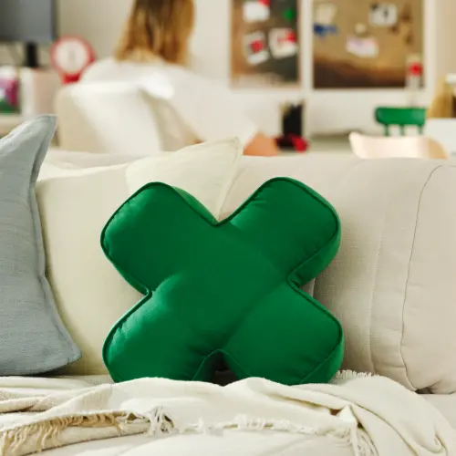 ▲IKEA YXSTABY十字鍵造型靠枕將經典D-pad轉化為柔軟居家裝飾，售價399元。（圖／IKEA提供）