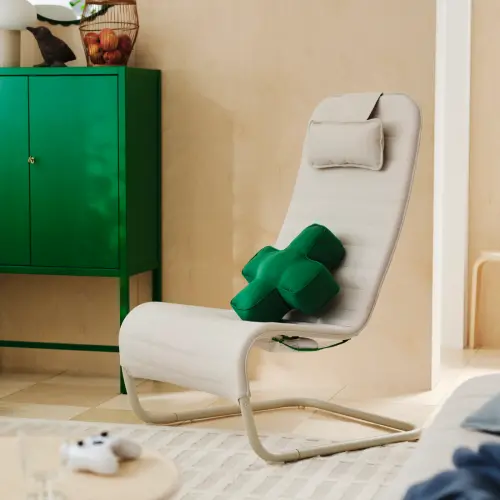 ▲IKEA YXSTABY電競躺椅採簡約米色外型，底部附收納袋方便擺放手把，售價2,999元。（圖／IKEA提供）