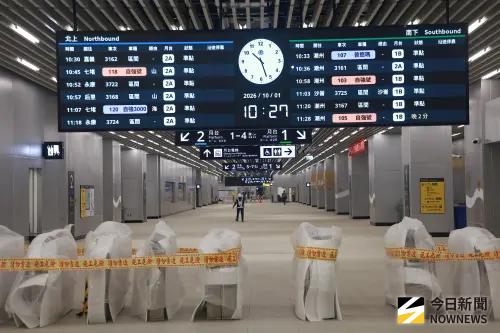 ▲臺南車站新站即將落成啟用，大廳告示面板採用全新設計。（圖／記者葉政勳攝 ,2026.10.01）