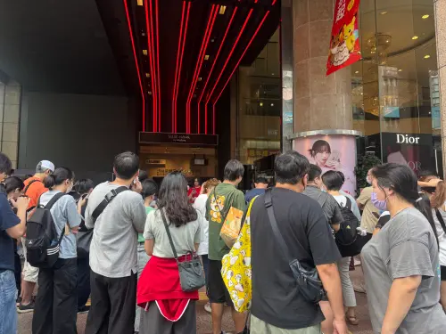 ▲記者直擊開店現場，百貨上午11點開門，但10點左右門口就已擠滿排隊人潮。（圖／記者鍾怡婷攝）