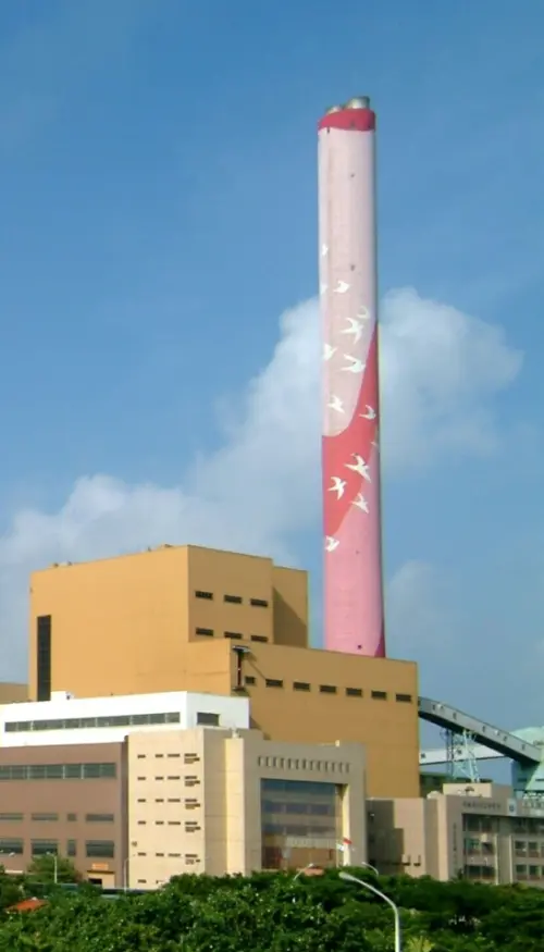 ▲台中發電廠燃煤1、2號機組共用一個煙囪。（圖／台電提供，2026.10.01）